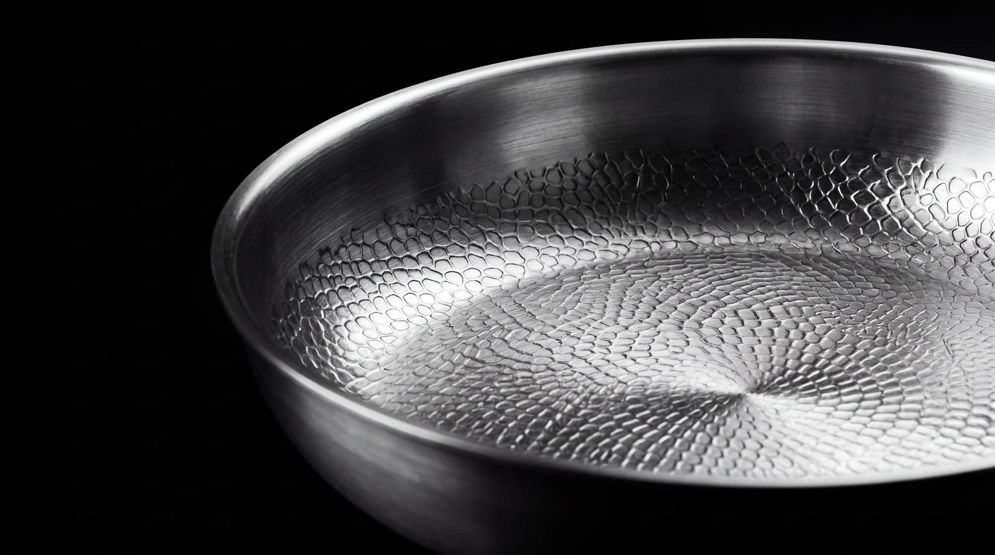 Close view of the rim and the depth of the hammered pan