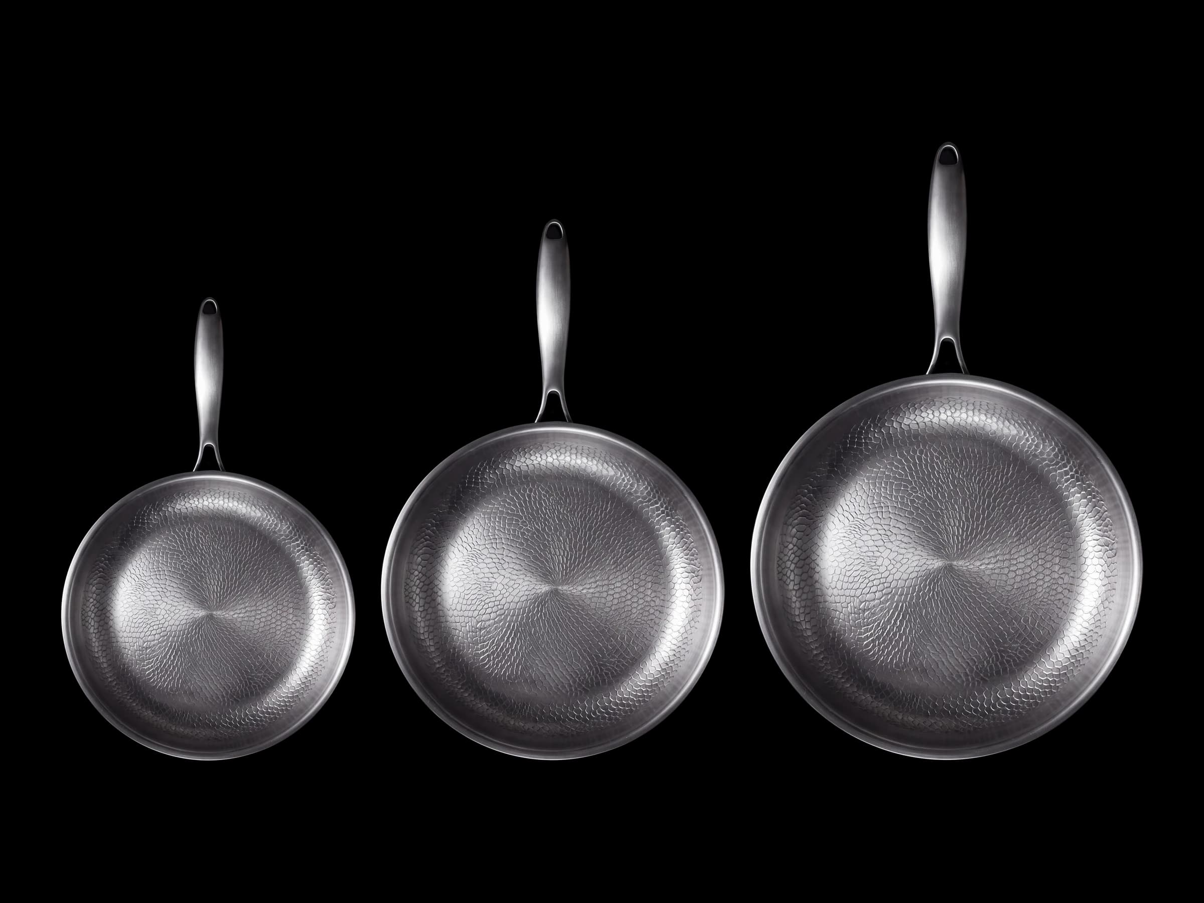 The 24, 28 and 32 cm titanium pans side by side, seen from above